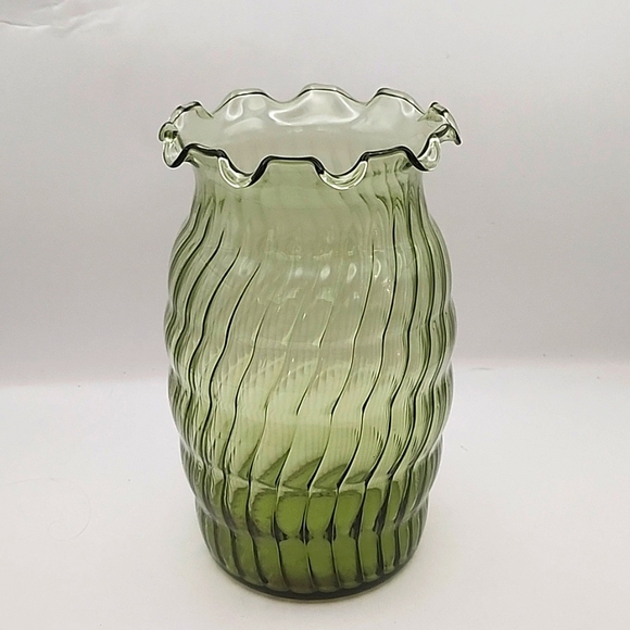 Vintage Green Vase With Swirls and Scalloped Rim 6.75" - Picture 1 of 8